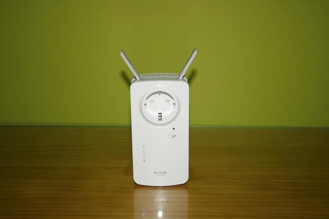 El repetidor Wi-Fi D-Link DAP-1635 posando con las antenas desplegables