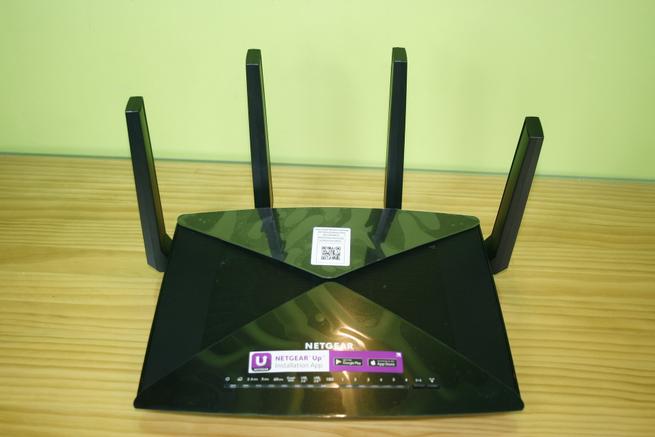 Conoce el router tope gama NETGEAR R9000 Nighthawk X10 en su parte frontal