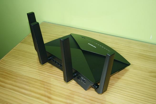 Vista del router NETGEAR R9000 Nighthawk X10 en todo su esplendor