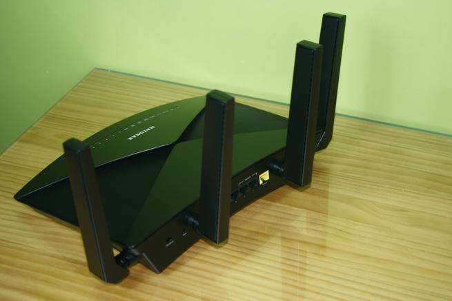Vista del router NETGEAR R9000 Nighthawk X10 en todo su esplendor