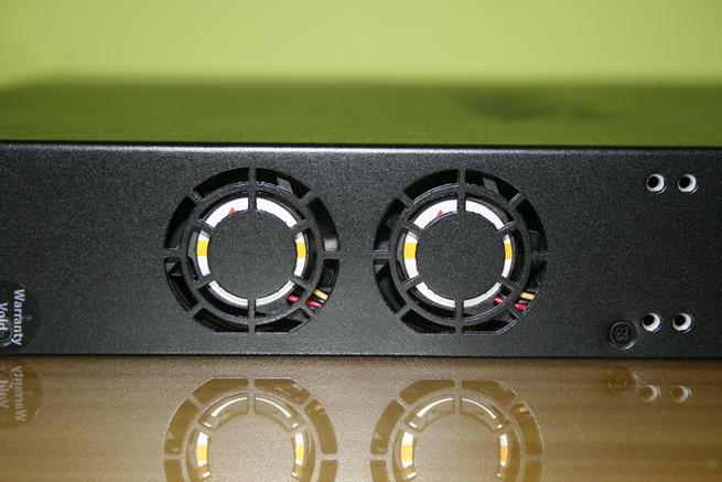 Ventiladores del switch L3 D-Link DGS-3630-28PC para evacuar el aire caliente