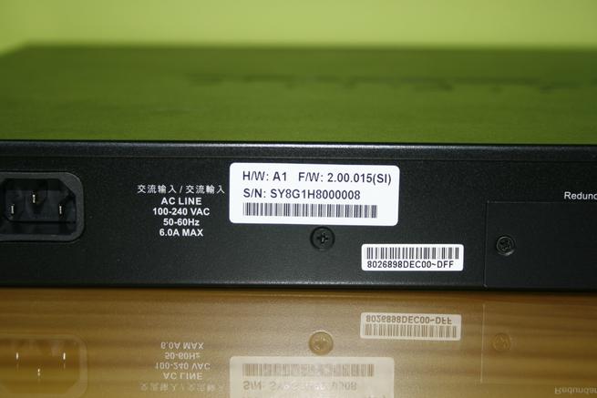 Pegatina con datos de firmware y hardware del switch L3 D-Link DGS-3630-28PC