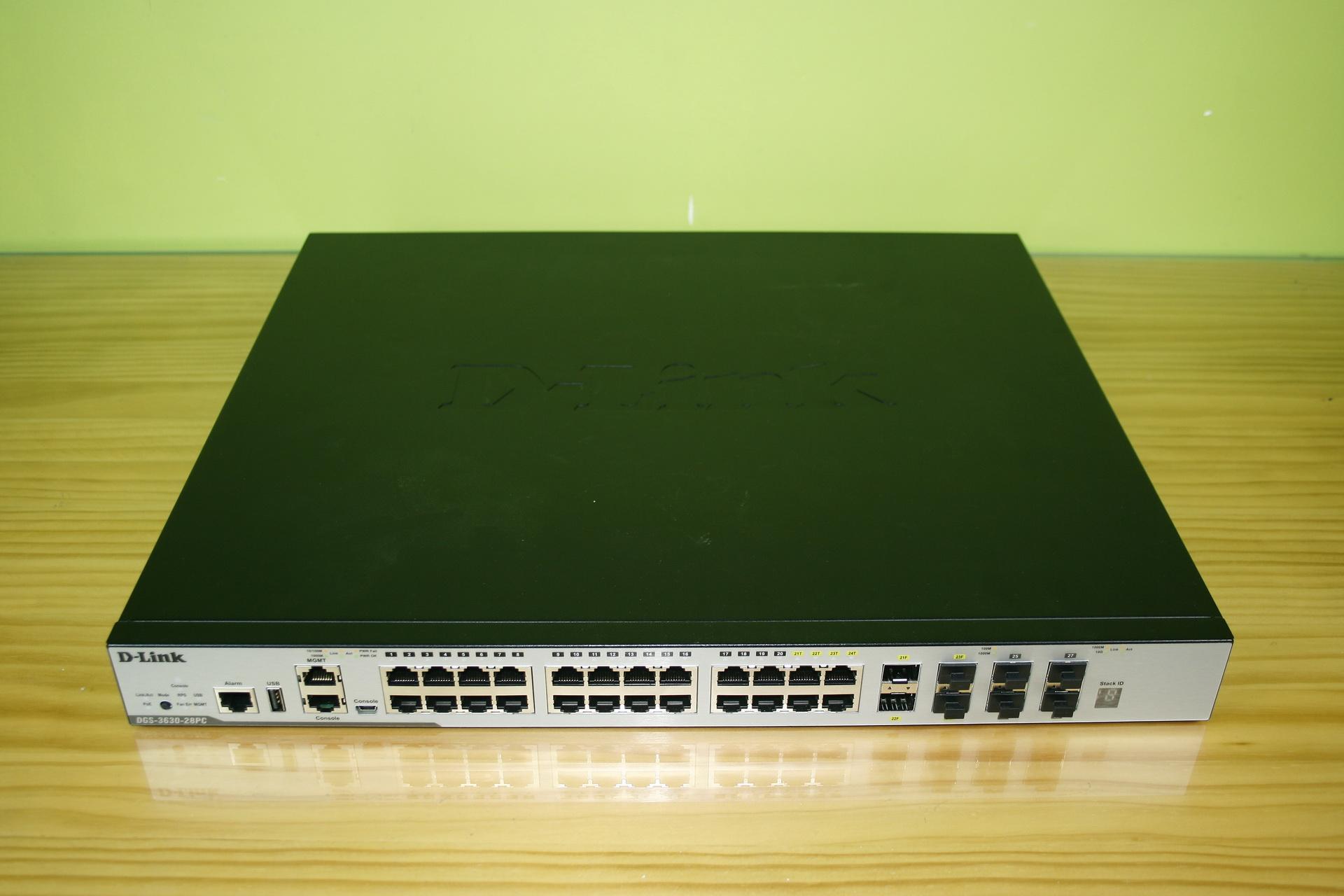Frontal del switch L3 D-Link DGS-3630-28PC en detalle