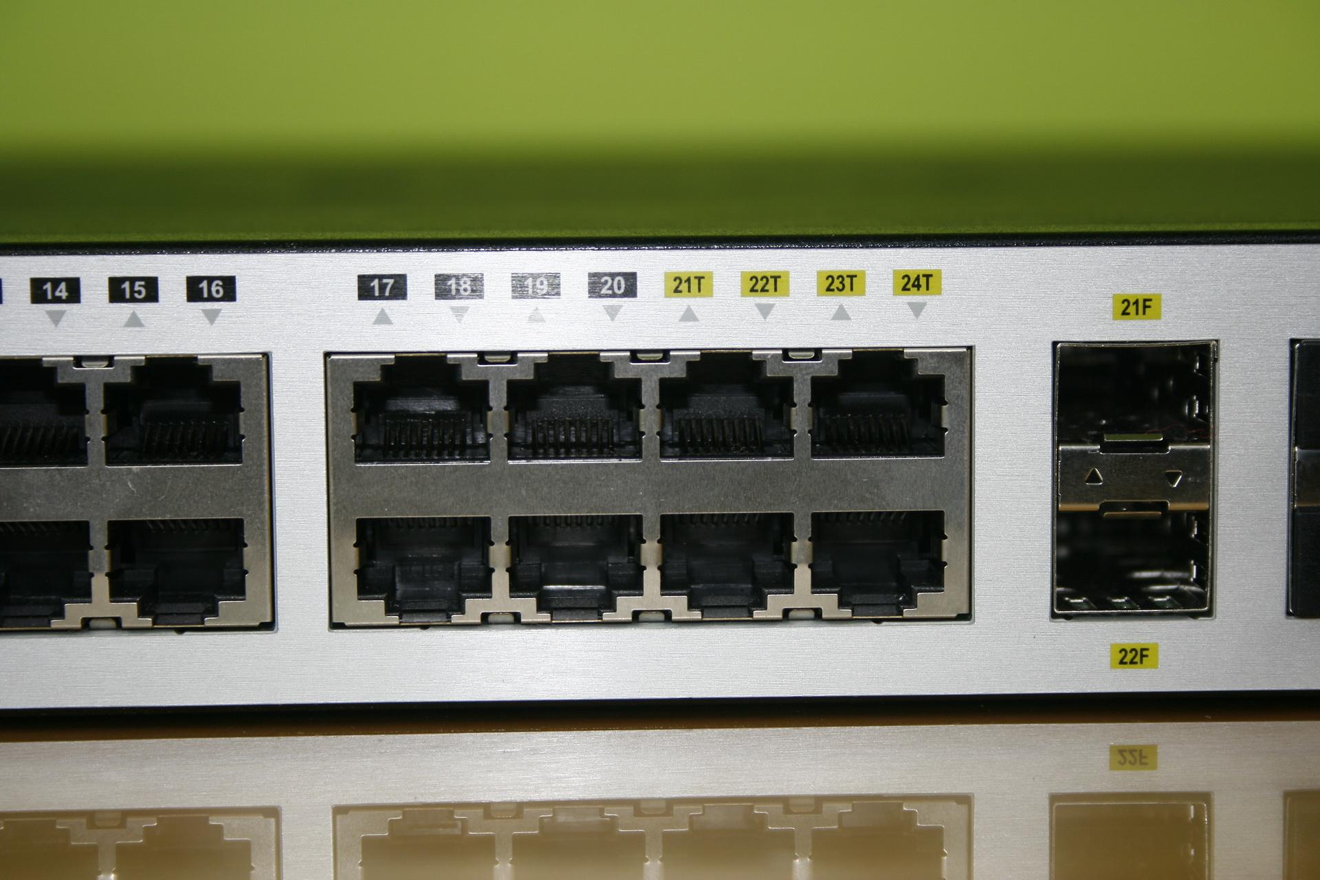 Puertos Gigabit Combo del switch L3 D-Link DGS-3630-28PC