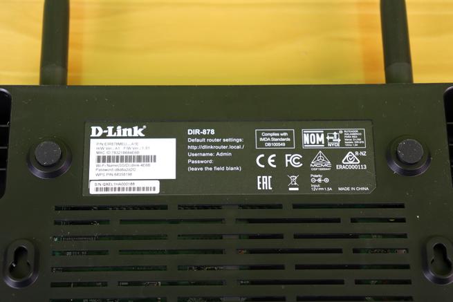 Datos de conexión Wi-Fi y acceso a la administración del router D-Link DIR-878