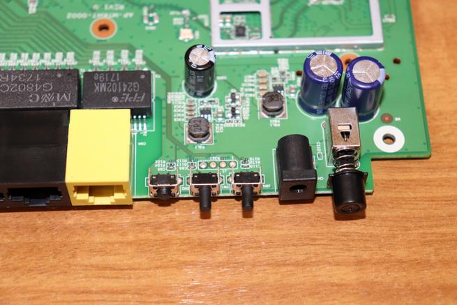 Botones y conector de alimentación del D-Link DIR-878