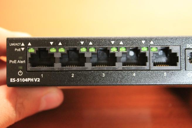 Detalle de los puertos de red del Edimax ES-5104PH V2