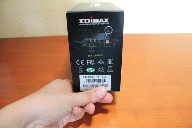 Detalle del otro lateral del embalaje del switch Edimax ES-5104PH V2