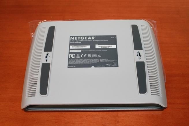 Imagen d ela parte inferior del switch NETGEAR GS980E