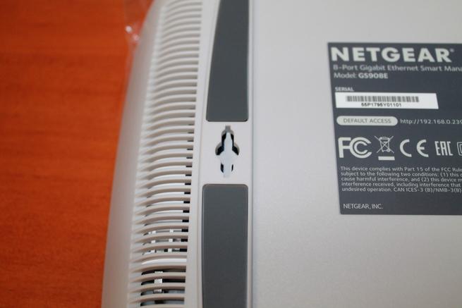 Detalle de los punto sde montaje del switch NETGEAR GS980E