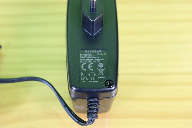 Transformador de corriente en detalle del switch NETGEAR Nighthawk GS810EMX