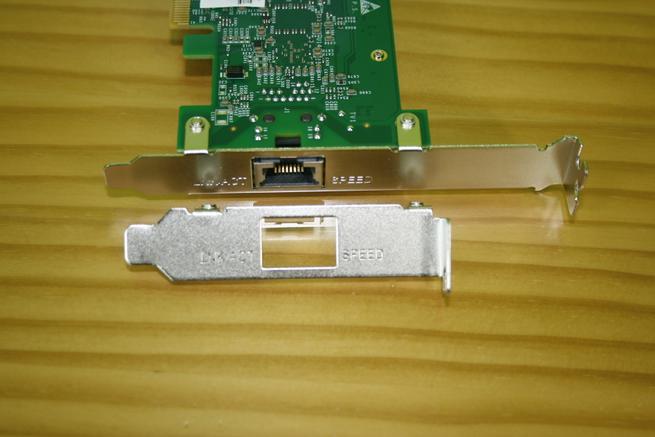 Vista del bracket de bajo perfil de la tarjeta Edimax EN-9320TX-E