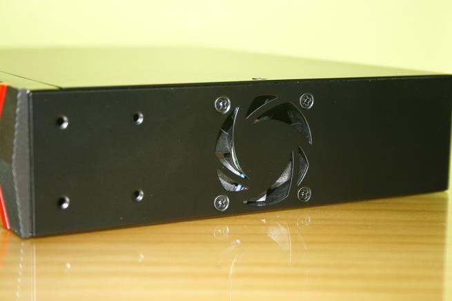 Ventilador del switch Edimax XGS-5008 en detalle