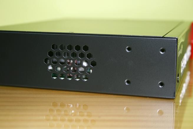 Rejillas de ventilación del switch Edimax XGS-5008 en detalle