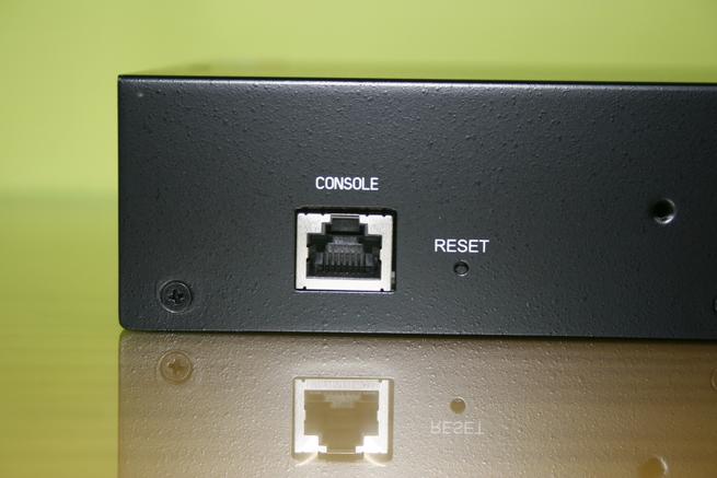 Conoce el puerto RJ-45 de consola del switch Edimax XGS-5008