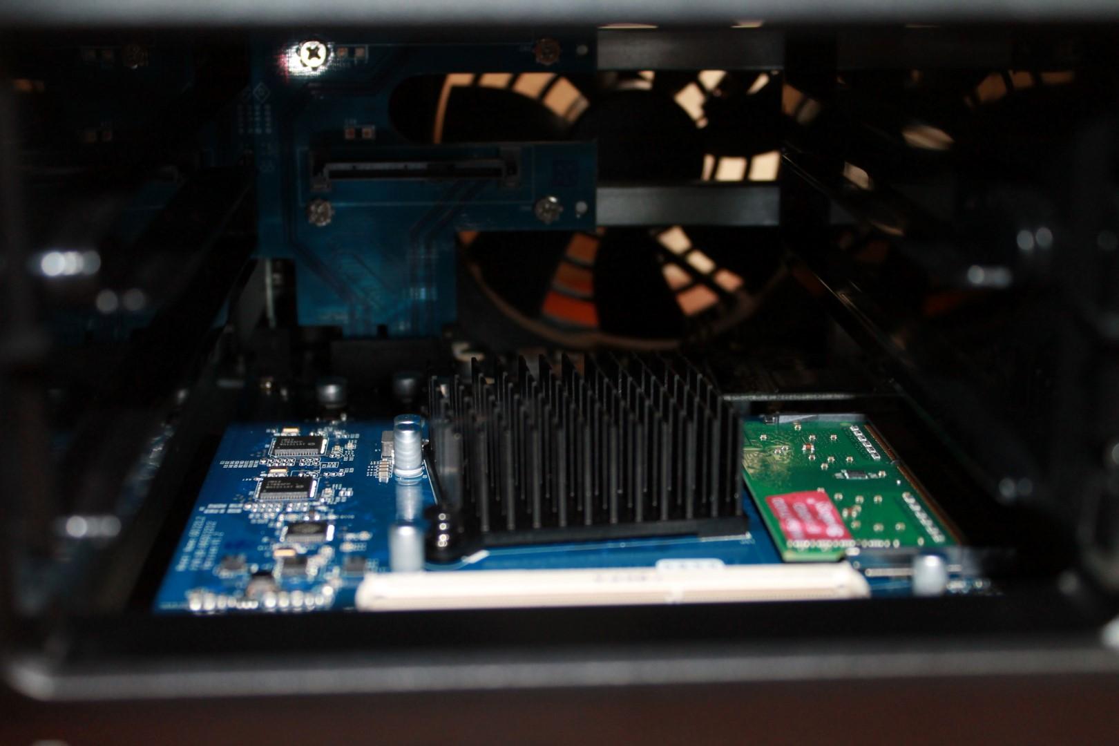 Detalle del disipador del procesador del Synology DS718+