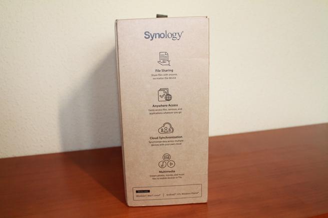 Lateral de la caja del Synology DS718+
