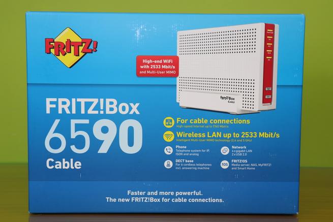 Frontal de la caja del router FRITZ!Box 6590 Cable con las principales características