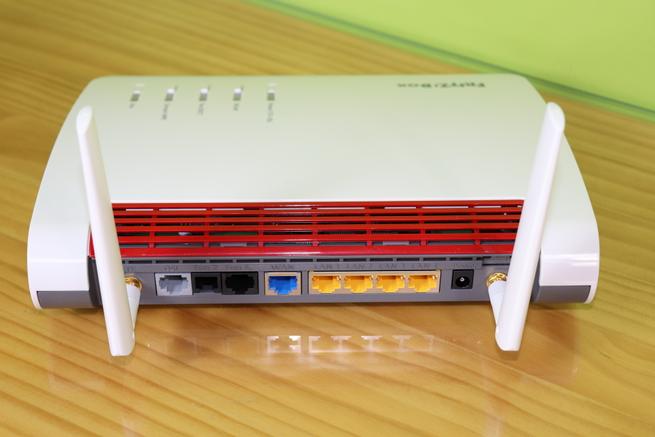 Zona trasera del router multifunción FRITZ!Box 6890 LTE con todo detalle