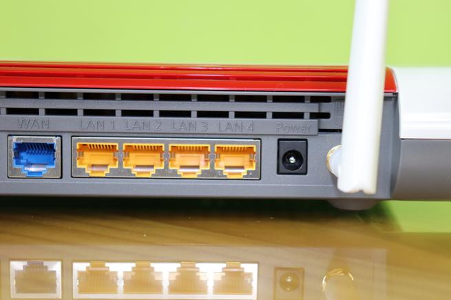Puertos Gigabit Ethernet del router FRITZ!Box 6890 LTE