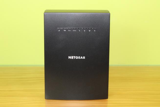 Frontal del repetidor Wi-Fi tribanda NETGEAR EX8000 en detalle