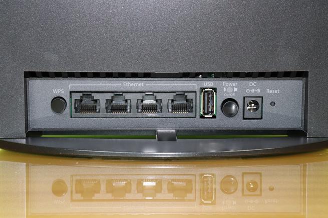Puertos Gigabit Ethernet y botones físicos del repetidor Wi-Fi NETGEAR EX8000