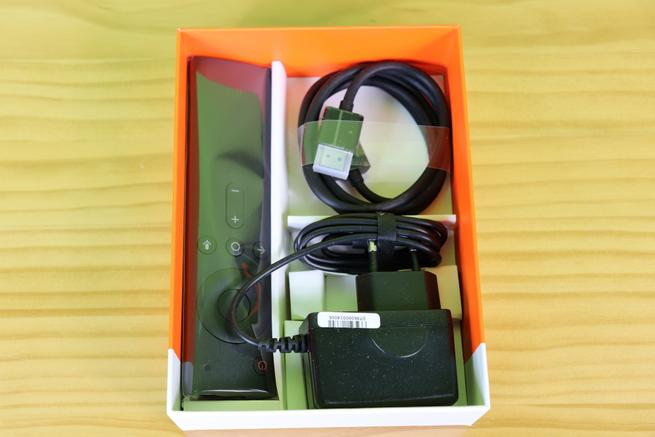 Accesorios del Xiaomi Mi TV Box 4K en el interior de la caja