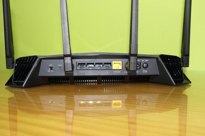 Conexiones traseras del router neutro NETGEAR Nighthawk Pro Gaming XR500