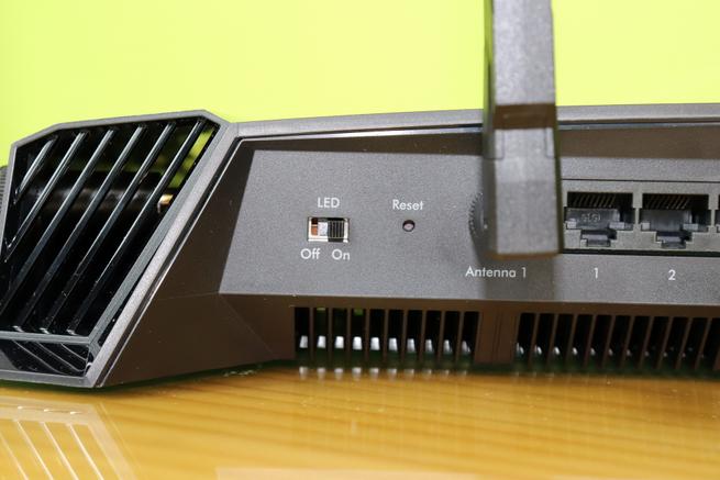 Botón de reset y encendido/apagado de LEDs en el router NETGEAR Nighthawk Pro Gaming XR500