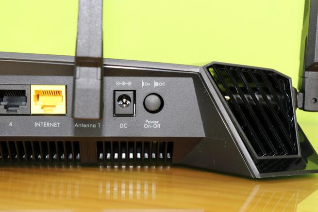 Botón de encendido y conector de alimentación del router NETGEAR Nighthawk Pro Gaming XR500