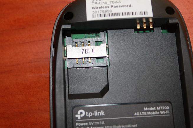 Detalle de la localización de la tarjeta SIM del TP-Link M7200
