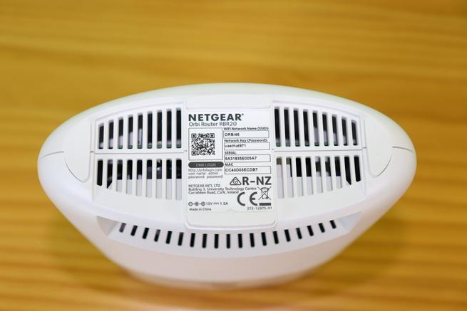 Inferior del router NETGEAR Orbi RBK23 en detalle