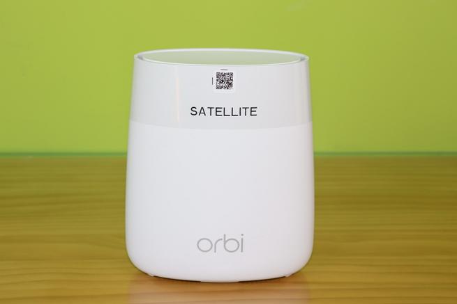 Frontal del satélite del sistema Wi-Fi Mesh NETGEAR Orbi RBK23