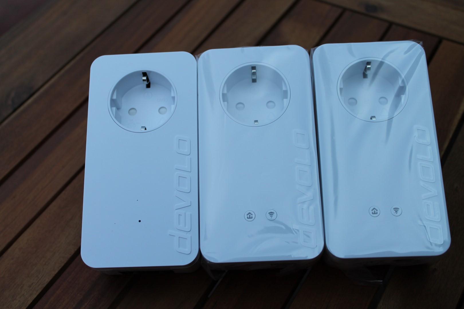 Imagen de los tres dispositivos del pack devolo Multiroom Wi-Fi Kit 550+