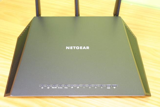 Frontal del router 4G NETGEAR Nighthawk R7100LG en detalle