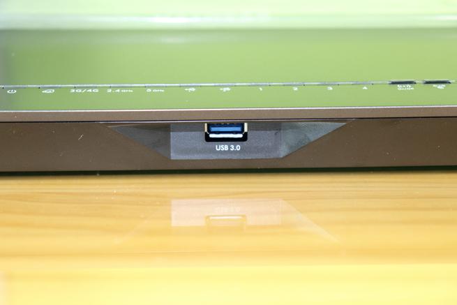 Puerto USB 3.0 de alto rendimiento del router NETGEAR Nighthawk R7100LG