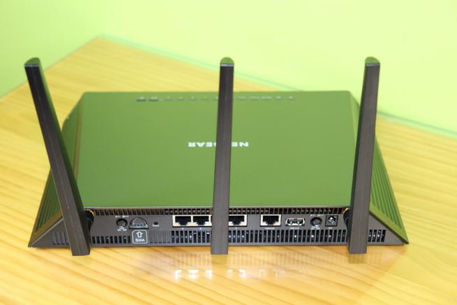Trasera del router 4G de alto rendimiento NETGEAR Nighthawk R7100LG