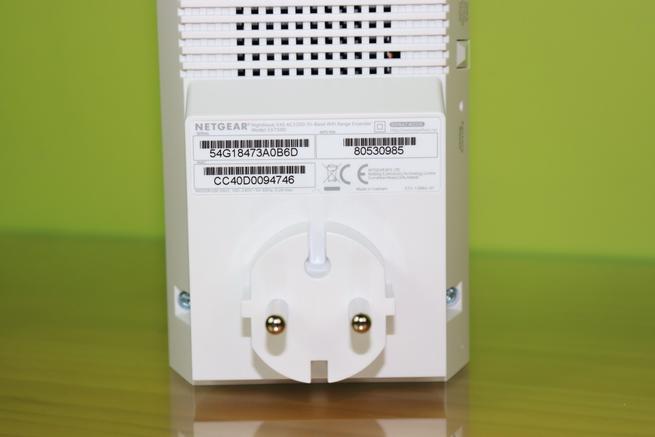 Conector de alimentación y pegatina del repetidor Wi-Fi NETGEAR Nighthawk X4S EX7500