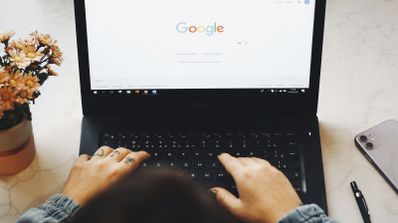 utilizando google chrome en un ordenador portátil