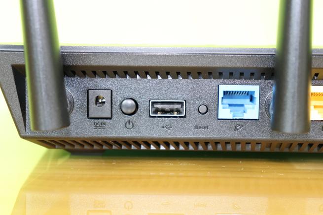 Puerto USB 2.0 y WAN Gigabit del router ASUS RT-AC67U en detalle