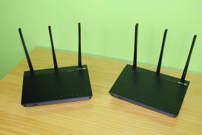 Detalle de los dos routers del sistema Wi-Fi ASUS RT-AC67U