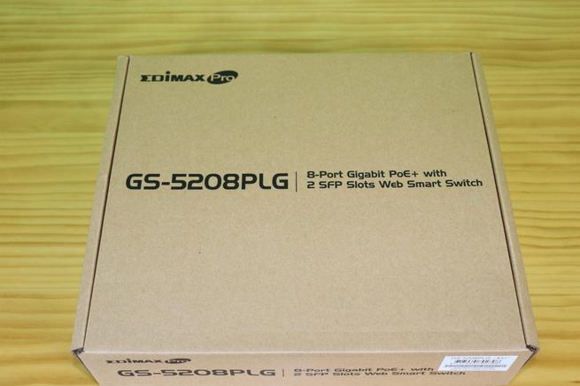Frontal de la caja del switch Edimax GS-5208PLG en detalle
