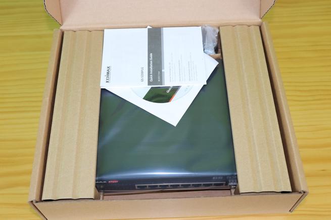 Interior de la caja del switch gestionable Edimax GS-5208PLG