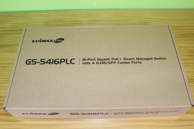Frontal de la caja del switch PoE+ Edimax GS-5416PLC