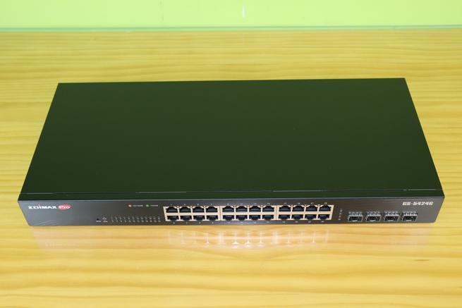 El switch Edimax GS-5424G tiene una carcasa metálica y muchos puertos Gigabit