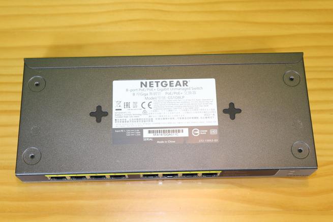 Zona inferior del switch no gestionable NETGEAR GS108LP