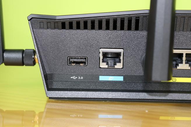 Puerto USB 3.0 y puerto WAN Gigabit del router ASUS RT-AX88U