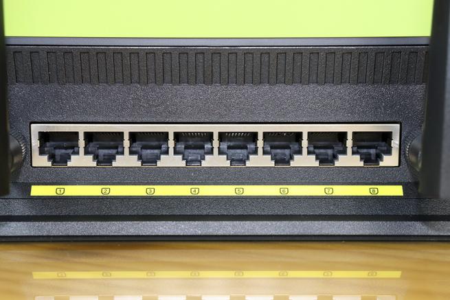 Puertos Gigabit Ethernet LAN del router ASUS RT-AX88U en detalle