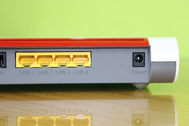 Puertos Gigabit Ethernet del router AVM FRITZ!Box 7530 en detalle