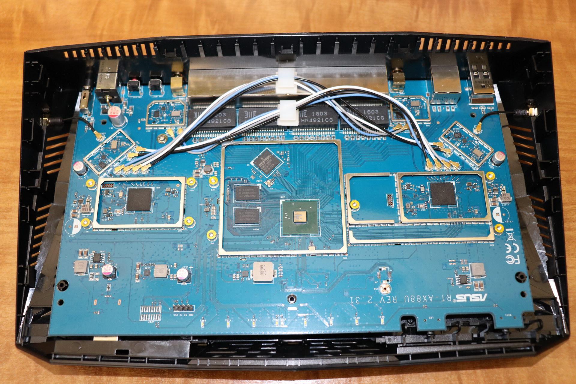 Componentes del router ASUS RT-AX88U en detalle